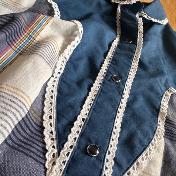 Vintage women’s western pearl snap long-sleeve button-down shirt - Picture 3 of 4